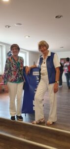 Zwei Frauen vor einem Rednerpult.