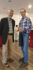 Zwei Männer blicken in die Kamera.