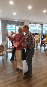 Eine Frau und ein Mann beim Betrachten eines Bildes.