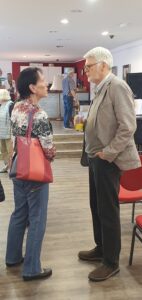 Ein Mann und eine Frau im Gespräch einander zugewandt.