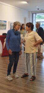 Zwei Frauen einander zugewandt im Gespräch.