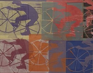 Ein Holzschnitt in den Farben blau, rot und orange einen Radfahrer darstellend.