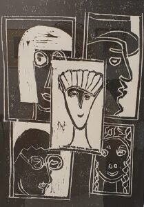 Ein Zustandsdruck in schwarz weiß fünf Masken zeigend von Karin Palisaar.