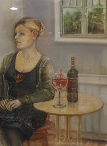 Eine Frau am Tisch sitzend im Profil mit einer Flasche Rotwein und ein gefülltes Glas Wein in Pastell gearbeitet von Elke Schady.