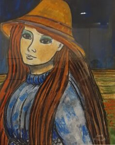 Ein Mädchen mit Hut und blaugemusterten Kleid mit langen braunen Haaren vor dunkelblauem Hintergrund von Elke Schady.