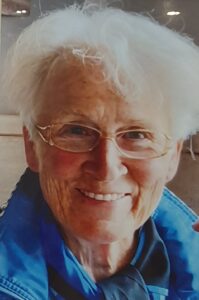 Ein Foto von Elke Schady in ihren letzen Lebensjahren. Sie trägt ein goldgerahmte Brille und eine Kurzhaarfrisur. Ihre Haar sind schlohweiß und sie lächelt in die Kamera.