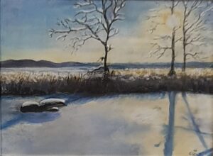 Ein Winterbild einer Landschaft im Schnee mit fahler Sonne in Pastell gearbeitet von Elke Schady.