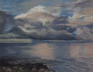 Ein Seebild mit dramatischem Himmel und ein Segelboot in weiter Ferne in Pastelltönen von Elke Schady.