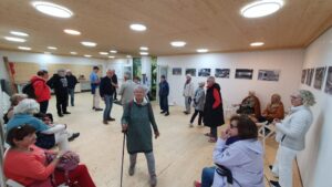 Arten Eden 2025 (8) Foto: M. Roos Eine Gruppe von Besuchern im Werkraum des Greenhaus. Boden und Decke sind aus Holz. Der Raum soll die zukünftige Galerie des Artenschutzzentrums sein.