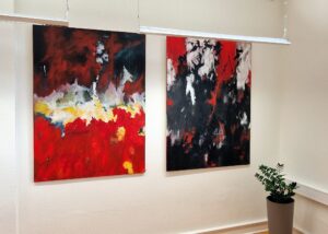 Zwei großformatige Acrylgemälde in Rot- und Schwarztönen mit weiß. Sie wirken sehr dynamisch.