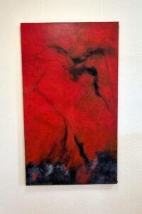 Ein hochformatiges Acrylgemälde in vorwiegend Rot mit etwas schwarz im Fußbereich. Sehr lebendig.