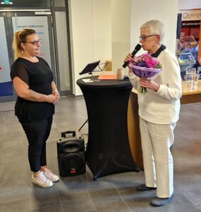 Inke Asmussen übergibt Janine Willhöft einen Blumenstrauß.