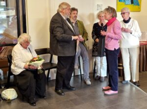 Das Ehepaar Meyer neben einer Künstlerin im rosafarben Pulli. Daneben Inke Asmussen.