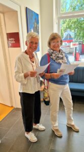 Zwei Besucherinnen der Vernissage lächeln in die Kamera.