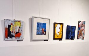 Fünf Bilder der Ausstellung in einer Reihe, von jedem Kunstschaffenden eines.