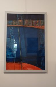 Abstraktes Acrylgemälde gerahmt im Hochformat in einem weißen Rahmen. Die Hauptfarbe ist ein leuchtendes Blau, kontrastiert mit rot.