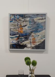 Abstraktes Acrylgemälde das aus der Ferne wie eine Wasserfläche anmutet.