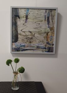 Abstraktes Acrylgemälde das aus der Ferne wie eine Wasserfläche anmutet.