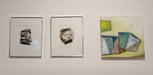 Drei abstrakte Gemälde in den Farben schwarz und weiß gerahmt in silberfarbenen Rahmen mit Passpartout, rechts Acryl auf Leinwand in Gelbtönen, lindgün und gelb.