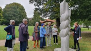 Nordart 2025 Foto: Meike Roos Skulpturenpark Nordart mit Besuchern.