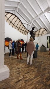 Nordart 2025 Foto: Meike Roos Ausstellungshalle Nordart mit Besuchern.