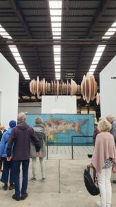 Nordart 2025 Foto: Meike Roos Ausstellungshalle Nordart mit Besuchern.