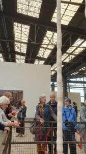 Nordart 2025 Foto: Meike Roos Ausstellungshalle Nordart mit Besuchern.