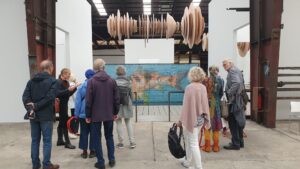 Nordart 2025 Foto: Meike Roos Ausstellungshalle Nordart mit Besuchern.