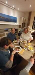 Mitglieder des Kunstvereins beim Grünkohlesseb.