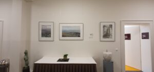 Drei Monotypien und zwei Skulpturen aus Speckstein und Marmor.