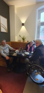 Musiker und Jutta Heilmann im Restaurant des Quarier 36.