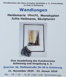 Plakat für die Ausstellung mit Foto und schwarzer Schrift.