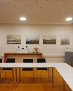 Vier Monotypien in Erdtönen.