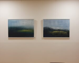 Zwei Monotypien in Blautönen.