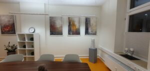 Blick in den Raum mit vier großformatigen Monotypien und eine Marmorskulptur rechts in der Ecke. Sehr schöne Lichtstimmung.