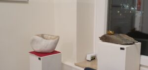 Zwei Skulpturen aus Marmor und Granit.