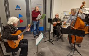 Die Musiker, von links nach rechts: Gitarre, Querflöte, Mandoline und Cello.