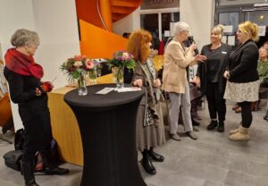 Inke Asmussen bedankt sich beim Team des Quartier 36, Jutta Heilmann und Heidemarie Utecht stehen daneben im Foyer des Quartiers 36.