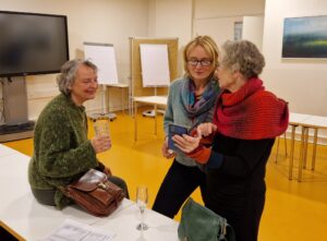 Zwei Frauen im Gespräch mit Jutta Heilmann.