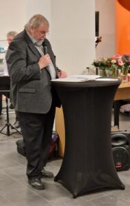 Klaus Müller hält die Einführungsrede.