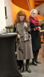 Heidemarie Utecht hält eine Ansprache, daneben Jutta Heilmann.