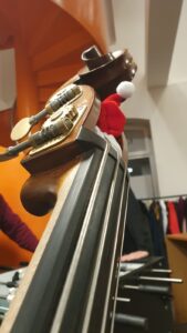 Hals eines Cellos mit Weihnachtsmütze