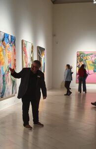 Der Kurator erklärt ein Gemälde von Daniel Richter.