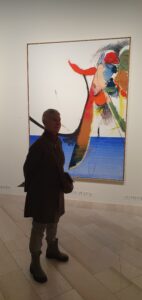 Ein Mitglied des Kunstvereins vor einem Gemälde von Daniel Richter.