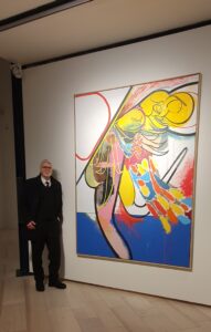 Ein Mitglied des Kunstvereins vor einem Gemälde von Daniel Richter.