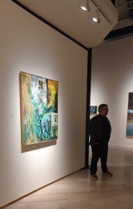 Der Kurator vor einem Bild von Daniel Richter.