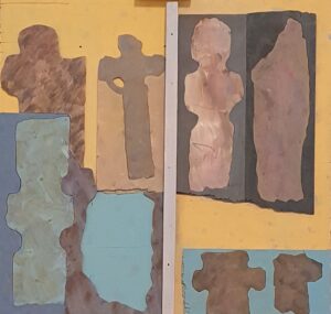 Eine Skulptur von Claus Vahle mit Kreuzen.