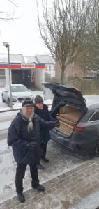 Claus Vahle und Bernd Wilms beim Ausladen der Bilder im Schneegestöber.