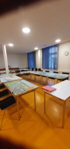 Ein Raum voller Bilder, die noch gehängt werden müssen, von Claus Vahle.