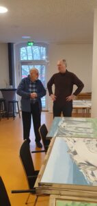 Ein Helfer und Claus Vahle bei einer Besprechung.